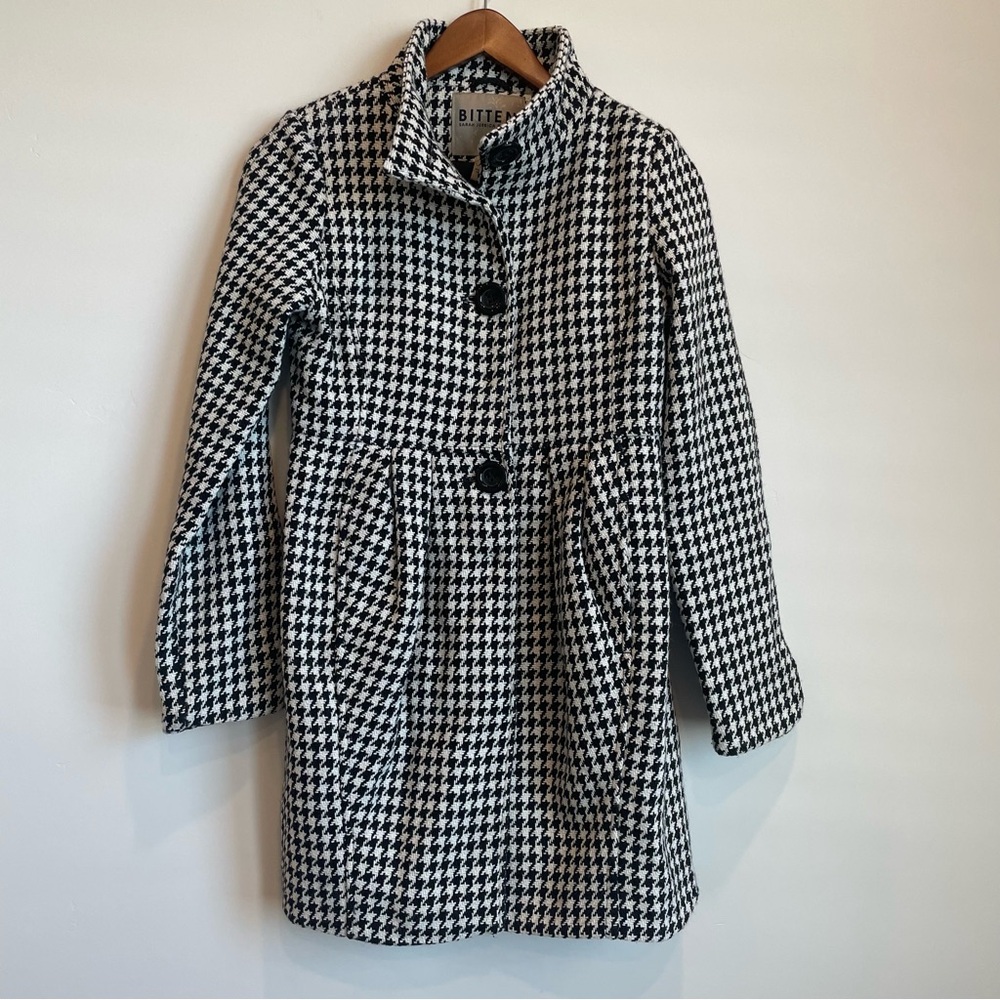 Bitten by Sarah Jessica Parker black and white houndstooth coat. Size: Small